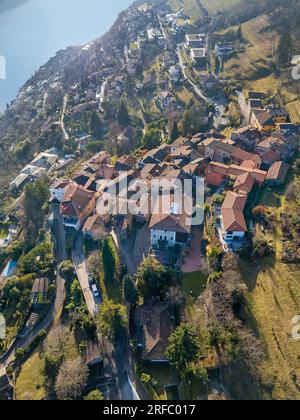 Luftaufnahme der Altstadt auf dem Gipfel des Hügels in Morcote. Morcote wurde als eines der schönsten Schweizer Dörfer anerkannt. Stockfoto