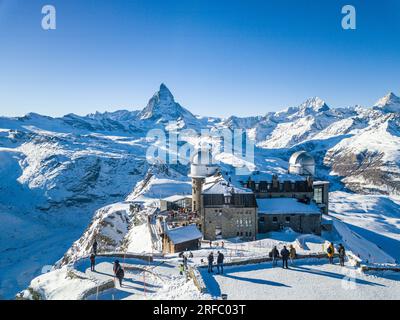 Gornergrat, Schweiz - Januar 06. 2022: Luftbild des Gornergrat mit dem berühmten Matterhorn im Hintergrund in der Schweizer Stadt Zermatt. Stockfoto