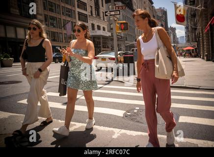 Das heiße Wetter hält die Leute nicht davon ab, mitten in einer Hitzewelle am Freitag, den 28. Juli 2023, in das Flatiron-Viertel von New York zu kommen. Die Stadt steht unter Hitzeempfehlung, da die Temperatur während der ersten Hitzewelle des Sommers ansteigt. (© Richard B. Levine) Stockfoto