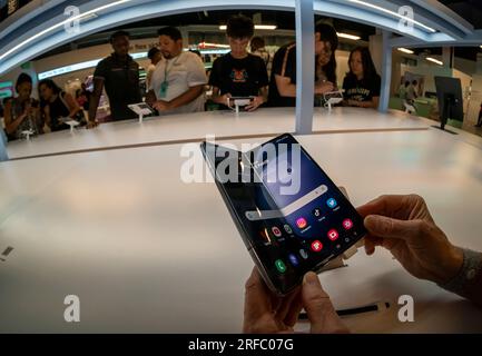 Besucher der Samsung Galaxy Open Market Pop-up-Veranstaltung am Herald Square in New York bewundern das Samsung Galaxy Z Fold5 Smartphone am Mittwoch, den 26. Juli 2023. (© Richard B. Levine) Stockfoto