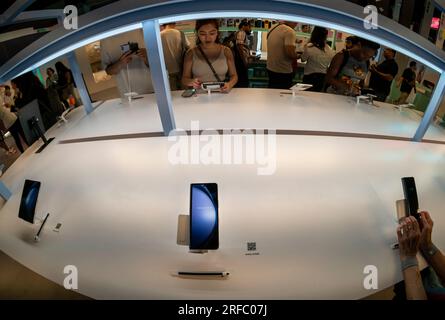 Besucher der Samsung Galaxy Open Market Pop-up-Veranstaltung am Herald Square in New York bewundern das Samsung Galaxy Z Fold5 Smartphone am Mittwoch, den 26. Juli 2023. (© Richard B. Levine) Stockfoto