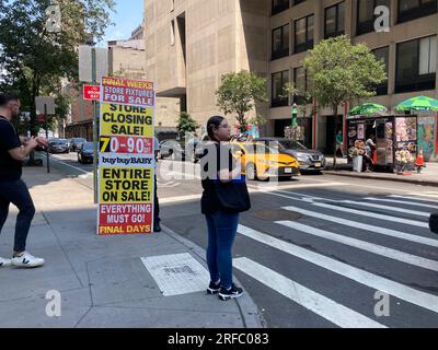 Unterschreiben Sie für die großen Rabatte im Buybuy Baby Store in Chelsea, New York, bevor er am Dienstag, den 25. Juli 2023 endet. Dream on Me Inc., die das geistige Eigentum von Bed Bath & Beyond erworben hat, hat die Leasingverträge in 11 Geschäften erworben. (© Frances M. Roberts) Stockfoto