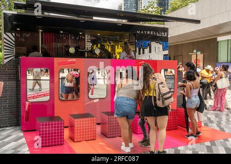 Am Donnerstag, den 27. Juli 2023, wird der National Lipstick Day bei einem Pop-up-Branding der Maybelline in Hudson Yards in New York von den Besuchern bewundert. Die Besucher erhielten kostenlose Produktproben, eine Lippe Òtouch upÓ und andere Attraktionen. Maybelline ist eine Marke von LÕOreal. (© Richard B. Levine) Stockfoto