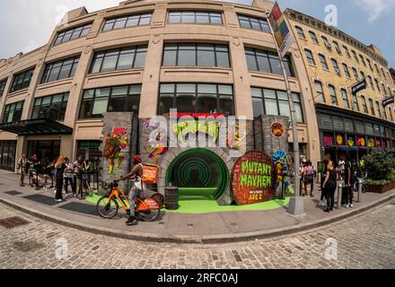 Fans des Films „Teenage Mutant Ninja Turtles: Mutant Mayhem“ stellen sich am Dienstag, den 25. Juli 2023, in den Meatpacking District in New York ein, um an einer erlebnisreichen Markenaktivierung teilzunehmen. Der Film soll am 2. August in den Kinos erscheinen. (© Richard B. Levine) Stockfoto