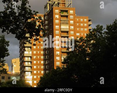 Ein Gebäude in den Penn South Apartment Cooperatives im Chelsea Viertel von New York am Freitag, den 28. Juli 2023 (© Richard B. Levine) Stockfoto