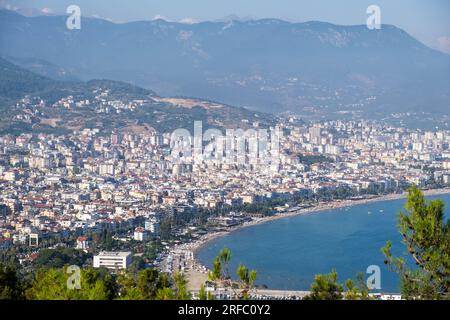 Genießen Sie den atemberaubenden Blick auf Alanya von der Aussichtsplattform Stockfoto