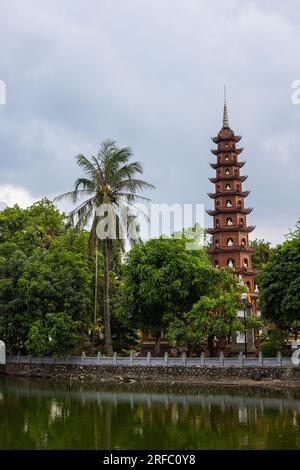 Hanoi, Vietnam - 28. Mai 2023: Die Tran Quoc Pagode, die sich auf einer kleinen Insel im Westsee von Hanoi befindet, ist ein alter buddhistischer Tempel, der für seine Reichen bekannt ist Stockfoto