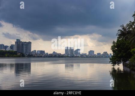 Hanoi, Vietnam - 10. Juli 2023: Blick über den Westsee, Reflexion des Himmels auf seinen Gewässern, steht die Tran Quoc Pagode, ein fesselndes Touristenattra Stockfoto