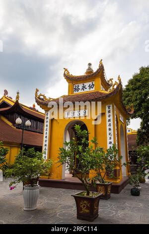 Hanoi, Vietnam - 28. Mai 2023: Die Tran Quoc Pagode, die sich auf einer kleinen Insel im Westsee von Hanoi befindet, ist ein alter buddhistischer Tempel, der für seine Reichen bekannt ist Stockfoto