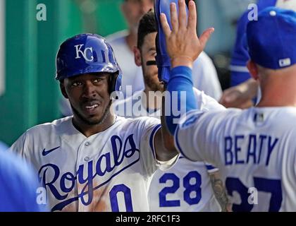 01. AUGUST 2023: Der zweite Baseman Samad Taylor (0) der Kansas City Royals feiert einen Treffer im Kauffman Stadium Kansas City, Missouri. Jon Robichaud/CSM. Stockfoto