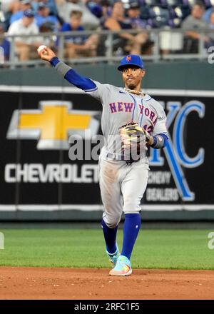 01. AUGUST 2023: New York Mets Shortstop Francisco Lindor (12) feuert im Kauffman Stadium Kansas City, Missouri, den Ball über das Spielfeld. Jon Robichaud/CSM. Stockfoto