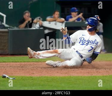 01. AUGUST 2023: Kansas City Royals Shortstop Bobby Witt Jr. (7) trifft spät im Kauffman Stadium Kansas City, Missouri. Jon Robichaud/CSM. Stockfoto