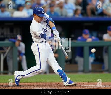 01. AUGUST 2023: Kansas City Royals Catcher Freddy Fermin (34) fährt einen Platz im Kauffman Stadium Kansas City, Missouri. Jon Robichaud/CSM. Stockfoto