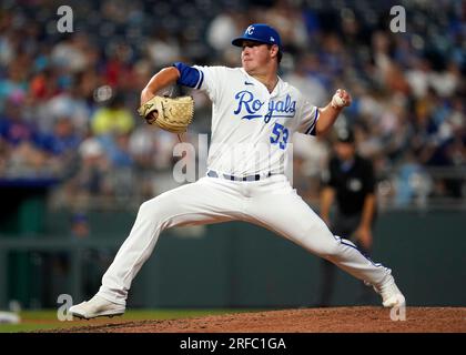 01. AUGUST 2023: Kansas City Royals Relief Pitcher Austin Cox (53) bringt einen Platz im Kauffman Stadium in Kansas City, Missouri. Jon Robichaud/CSM. Stockfoto