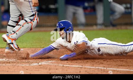 01. AUGUST 2023: Der zweite Baseman der Kansas City Royals Samad Taylor (0) zieht im Kauffman Stadium in Kansas City, Missouri nach Hause. Jon Robichaud/CSM. Stockfoto