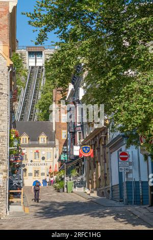 Enge Straße in der Altstadt von Québec. Eine Standseilbahn im Hintergrund ermöglicht einen einfacheren Transport von Lower nach Upper Town. Stockfoto