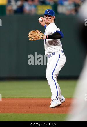 01. AUGUST 2023: Kansas City Royals Shortstop Bobby Witt Jr. (7) überquert den Diamanten im Kauffman Stadium Kansas City, Missouri. Jon Robichaud/CSM. Stockfoto