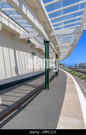 Bahnhof Folkestone Harbour. Ursprünglich für den Bootszug nach Frankreich. Mit Geschäften, Bars und Restaurants und modernen Pflanzen am Meer zwischen den Schienen. Stockfoto