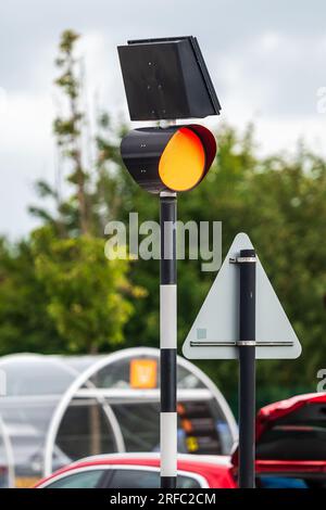 Ein Belisha-Leuchtfeuer in einem Supermarkt-Parkplatz. Stockfoto