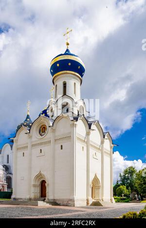 Sergiev Posad, Region Moskau, Russland - 3. Juli 2023: Kirche der Abstammung des Heiligen Geistes der Dreifaltigkeit-Sergius Lavra. Stockfoto