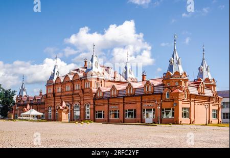 Sergijew Posad, Russland - 3. Juli 2023. Gebäude des Pilgerzentrums im Trinity Kloster von St. Sergius im Zentrum von Sergijew Posad. Stockfoto