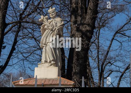 Religiöse Statue im Garten des Schlosses Lancut alias Lubomirski Palast in Lancut Stadt, Malopolska alias Kleinpolen Region, Polen Stockfoto