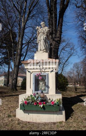 Religiöse Statue im Garten des Schlosses Lancut alias Lubomirski Palast in Lancut Stadt, Malopolska alias Kleinpolen Region, Polen Stockfoto