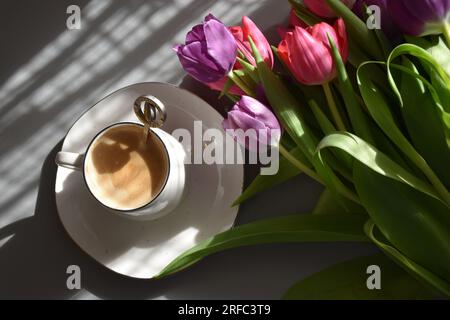 Kaffeebecher, Kaffee und Tulpen, Kaffee, Kaffee-Ästhetik Stockfoto