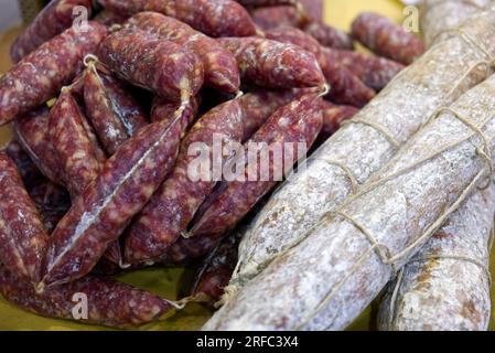 Auswahl an Würstchen und Salami, typisch italienische Delikatessen Stockfoto