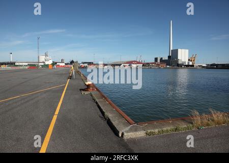 Hafen von Esbjerg und Skandinaviens höchstem Schornstein (250m) am Kohlekraftwerk Esbjerg, Dänemark. Stockfoto