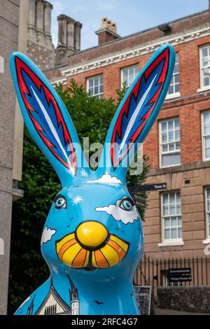 Hares of Hampshire Art Trail Winchester England 2022, Hero Hare von Jenny Leonard bei Westgate Sponsor Ahmad Tea Ltd Stockfoto