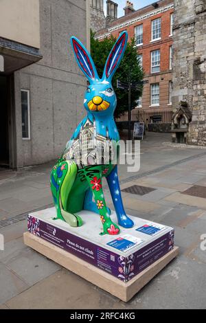 Hares of Hampshire Art Trail Winchester England 2022, Hero Hare von Jenny Leonard bei Westgate Sponsor Ahmad Tea Ltd Stockfoto