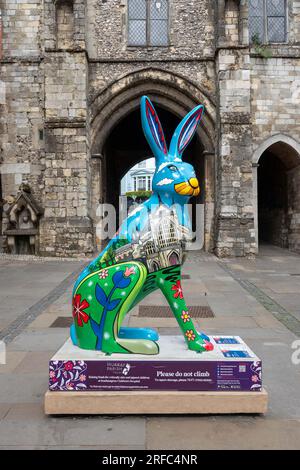 Hares of Hampshire Art Trail Winchester England 2022, Hero Hare von Jenny Leonard bei Westgate Sponsor Ahmad Tea Ltd Stockfoto