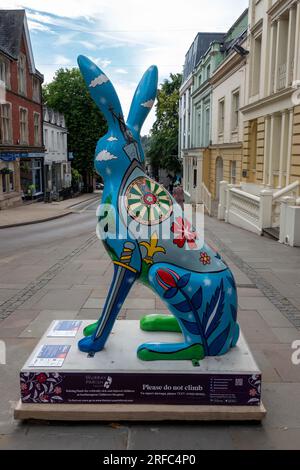 Hares of Hampshire Art Trail Winchester England 2022, Hero Hare von Jenny Leonard bei Westgate Sponsor Ahmad Tea Ltd Stockfoto