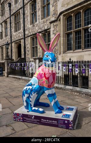 Hares of Hampshire Art Trail Winchester England 2022, Caring for the Natural World Hare von Raine Yeung in Castle Avenue Sponsor ABP Southampton Stockfoto