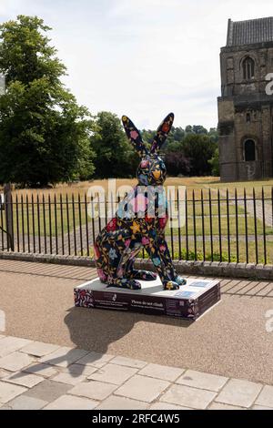 Hares of Hampshire Art Trail Winchester England 2022, Flora and the Midnight Garden Hare von Marnie Maurri vor der Winchester Cathedral Stockfoto