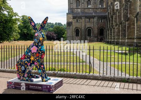 Hares of Hampshire Art Trail Winchester England 2022, Flora and the Midnight Garden Hare von Marnie Maurri vor der Winchester Cathedral Stockfoto