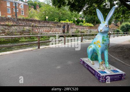 Hares of Hampshire Art Trail Winchester England 2022, Chalk Stream River Itchen Hare von Wendy Bramall entlang des Weirs Riverside Walk Stockfoto