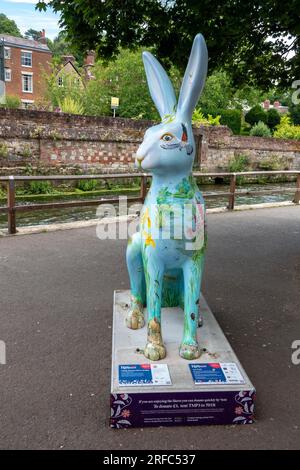 Hares of Hampshire Art Trail Winchester England 2022, Chalk Stream River Itchen Hare von Wendy Bramall entlang des Weirs Riverside Walk Stockfoto