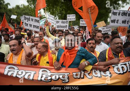 Prayagraj, Indien. 02/08/2023, Aktivisten und Unterstützer von Vishwa Hindu Parishad (VHP) nehmen an einer Demonstration gegen die Zusammenstöße zwischen den Kommunen im indischen Staat Haryana während eines Protests in Prayagraj in Prayagraj, Indien, Teil. Kredit: Anil Shakya/Alamy Live News Stockfoto