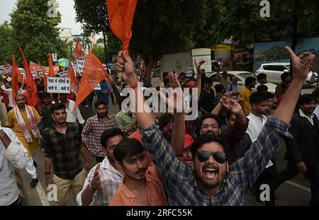 Prayagraj, Indien. 02/08/2023, Aktivisten und Unterstützer von Vishwa Hindu Parishad (VHP) nehmen an einer Demonstration gegen die Zusammenstöße zwischen den Kommunen im indischen Staat Haryana während eines Protests in Prayagraj in Prayagraj, Indien, Teil. Kredit: Anil Shakya/Alamy Live News Stockfoto