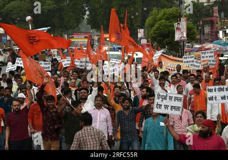 Prayagraj, Indien. 02/08/2023, Aktivisten und Unterstützer von Vishwa Hindu Parishad (VHP) nehmen an einer Demonstration gegen die Zusammenstöße zwischen den Kommunen im indischen Staat Haryana während eines Protests in Prayagraj in Prayagraj, Indien, Teil. Kredit: Anil Shakya/Alamy Live News Stockfoto