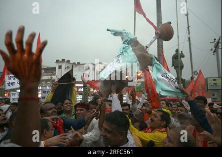 Prayagraj, Indien. 02/08/2023, Aktivisten und Unterstützer von Vishwa Hindu Parishad (VHP) nehmen an einer Demonstration gegen die Zusammenstöße zwischen den Kommunen im indischen Staat Haryana während eines Protests in Prayagraj in Prayagraj, Indien, Teil. Kredit: Anil Shakya/Alamy Live News Stockfoto