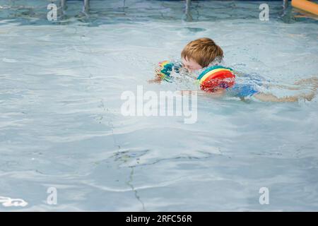 Bornheim, Deutschland. 02. Aug. 2023. Thema: Vorschulkind in einem Schwimmbad mit schwimmenden Flügeln in einem öffentlichen Schwimmbad. Kredit: dpa/Alamy Live News Stockfoto