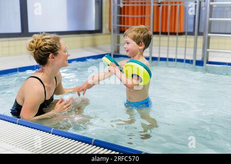 Bornheim, Deutschland. 02. Aug. 2023. Thema: Vorschulkind im Schwimmbad während des Schwimmunterrichts in einem öffentlichen Schwimmbad. Kredit: dpa/Alamy Live News Stockfoto