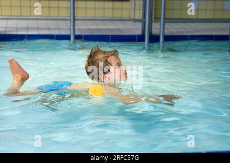 Bornheim, Deutschland. 02. Aug. 2023. Thema: Vorschulkinder mit Poolnudeln im Pool lernen, in einem öffentlichen Pool zu schwimmen. Kredit: dpa/Alamy Live News Stockfoto
