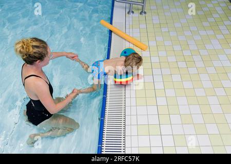 Bornheim, Deutschland. 02. Aug. 2023. Thema: Vorschullehrer im Schwimmunterricht mit Schwimmbecken im öffentlichen Schwimmbad. Kredit: dpa/Alamy Live News Stockfoto