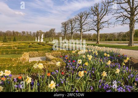 Herrenhausen-Gärten des Herrenhausen-Schlosses in Hannover. Wunderschöner Park im Frühling. April 2021 Stockfoto