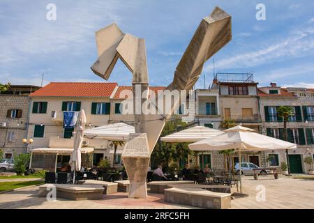 Kastela, Kroatien - Mai 19 2023. Ein jugoslawisches Weltkriegsdenkmal aus der Zeit 2. in Kastel Kambelovac, Kastela. Mit dem Titel "Denkmal der Revolution" Stockfoto