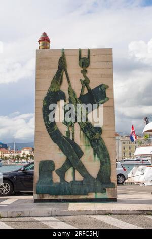 Split, Kroatien - Mai 12. 2023. Ein Denkmal für gefallene Hafenarbeiter in Split - ein Denkmal für den Zweiten Weltkrieg in Split, Kroatien Stockfoto